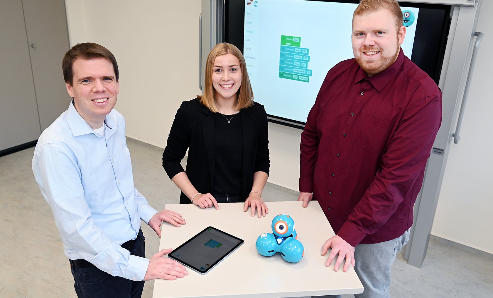 Team Medienzentrum Kreis Soest mit Dash-Lernroboter