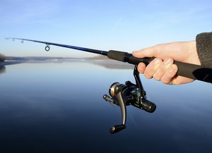 Angelrute - Symbolfoto Foto: Thomas Weinstock/Kreis Soest Foto: Thomas Weinstock/Kreis Soest. Hand hält eine Angel in Richtung eines Sees. Foto: Thomas Weinstock/Kreis Soest