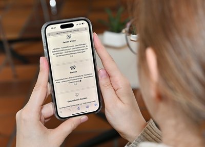 Bequem vom Sofa das Auto in der Zulassungsstelle oder das Kind in der Kita anmelden, am heimischen Schreibtisch die Online-Belehrung für Lebensmittelberufe absolvieren oder die amtliche Liegenschaftskarte herunterladen – was heute gelebte Praxis ist, war vor 50 Jahren nun wahrlich Zukunftsmusik. Foto: Birgit Kalle/ Kreis Soest