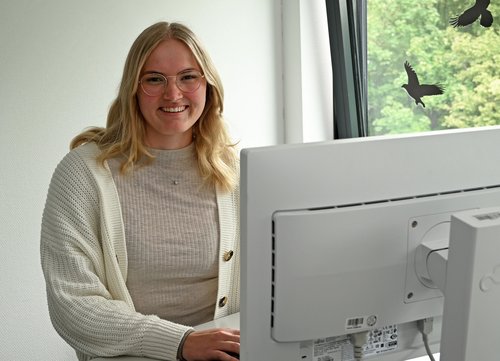 Lena Döbber absolviert seit Herbst 2023 das duale Studium „Bachelor of Laws – Kommunaler Verwaltungsdienst“ beim Kreis Soest. Sie gibt Einblicke in ihren Ausbildungsalltag. Foto: Kira Hönicke/ Kreis Soest