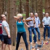 Bogenschießen - Foto: Christian Becker Frau schießt mit Bogen im Wald - Foto: Christian Becker