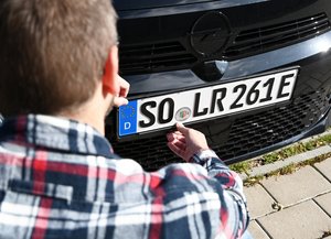 Mann vor seinem Auto mit Soester-Kennzeichen. Foto: Judith Wedderwille/ Kreis Soest