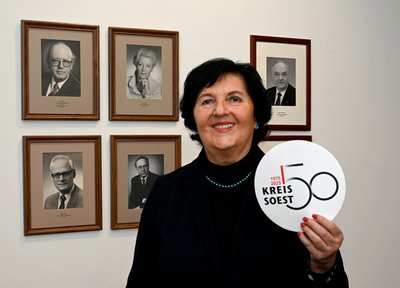 50 Jahre Kreis Soest: Landrätin Eva Irrgang vor der Ahnen-Galerie im Kreishaus mit Irrgangs Vorgängern Josef Raulf, Karin Sander und Wilhelm Riebniger (obere Reihe) und den Oberkreisdirektoren Rudolf Harling und Dr. Hermann Janning (untere Reihe). Foto: Birgit Kalle/ Kreis Soest