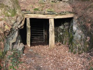 Eingang zu altem Schieferstollen.