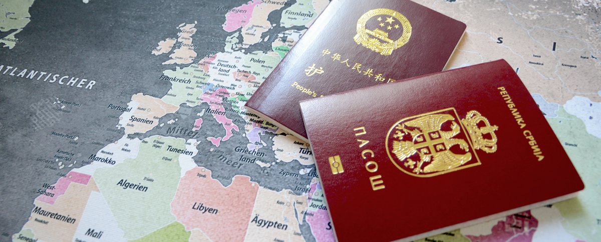 Reisepässe auf Weltkarte. Foto: Judith Wedderwille/ Kreis Soest Zwei Reisepässe aus unterschiedlichen Ländern liegen auf einer Weltkarte. Foto: Judith Wedderwille/ Kreis Soest
