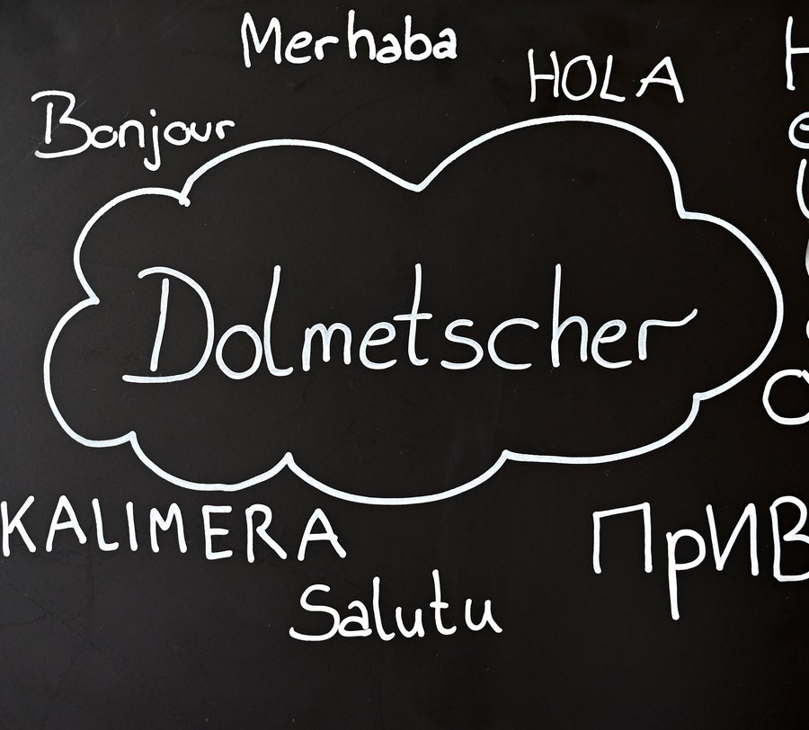 Wortwolke zum Thema Dolmetscherpool mit Begriffen wie Dolmetscher, Hola oder Bonjour. Grafik: Kira Hönicke/Kreis Soest