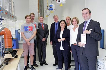 Frank Hockelmann (v. r.) (Stiftung BWT / Kreis Soest), HSHL-Vizepräsidentin Prof. Susanne Lengyel, Landrätin Eva Irrgang, Wilhelm Coprian (HSHL), Prof. Dr. Ulrich Schneider und Studierende. Foto: Hochschule Hamm-Lippstadt