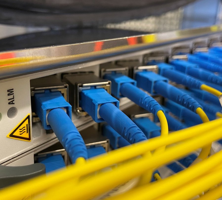 Kabel eines sogenannten Switchs für die Breitbandversorgung. Foto: Christoph Hellmann/Kreis Soest