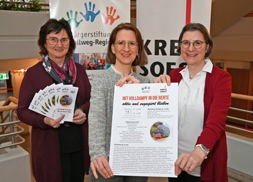 Zur Aktivmesse „Mit Volldampf in die Rente“ laden Michaele Sülzle (Vorstandsmitglied der Bürgerstiftung Hellweg-Region und seniorTrainerin), Tina Schwartze (Geschäftsführerin der Bürgerstiftung Hellweg-Region), und Nadja Dust (Leiterin des Themenforums „Aktiv im Alter“ beim Kreis Soest) ein (v. l.). Foto: Judith Wedderwille/ Kreis Soest