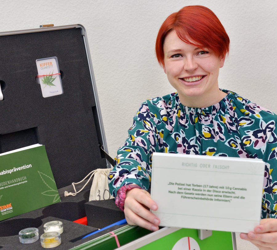 Suchtprophylaxefachkraft Alexa Krause zusammen mit einem Info-Koffer zum Thema. Foto: Thomas Weinstock/ Kreis Soest
