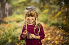 Mädchen mit Becherlupe / Foto: Sauerland-Tourismus e.V. / Sabrinity / REACT-EU