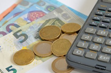 Geld und Taschenrechner. Foto: Judith Wedderwille/Kreis Soest
