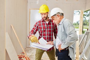 Zwei Handwerker im Gespräch. Foto: @ Robert Kneschke-Fotolia.com