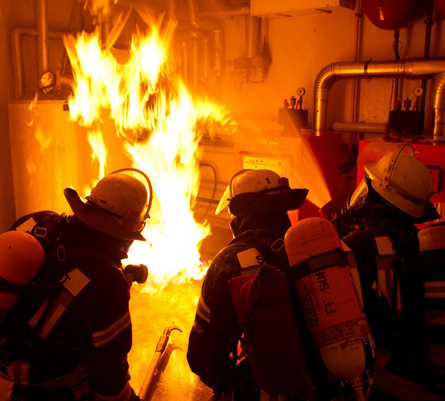 Feuerwehrleute üben das Löschen einer brennenden Heizung in einem Keller. Foto: Dirk Behrens/ Kreis Soest