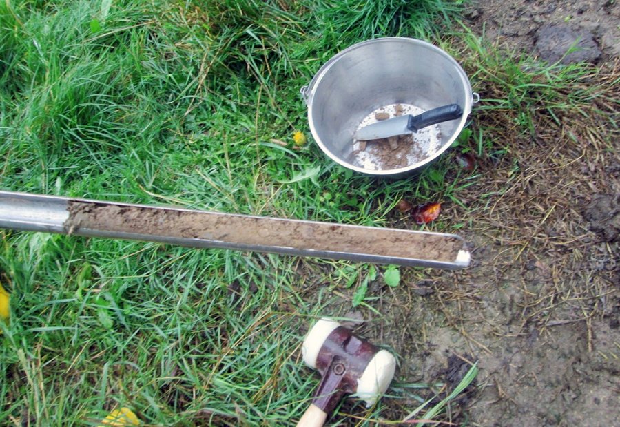 Bodenproben mit Pürckhauer-Handbohrstock