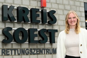 Die duale Studentin Lena Döbber erhält in ihrer aktuellen Praxisphase Einblicke in die Verwaltung des Rettungsdienstes. Foto: Kira Hönicke/ Kreis Soest