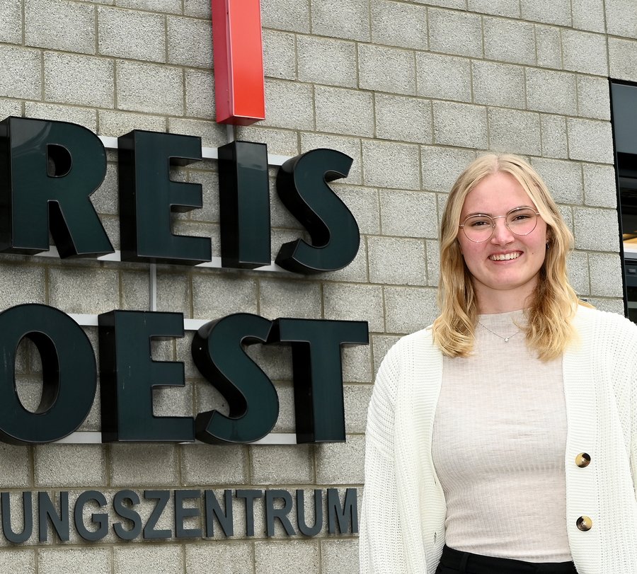 Einblicke in die Verwaltung des Rettungsdienstes. Foto: Kira Hönicke/ Kreis Soest Die duale Studentin Lena Döbber erhält in ihrer aktuellen Praxisphase Einblicke in die Verwaltung des Rettungsdienstes. Foto: Kira Hönicke/ Kreis Soest