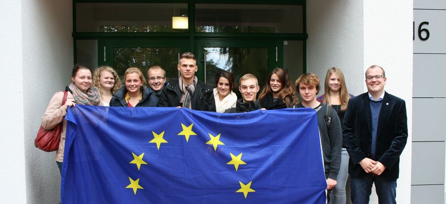 Zehn Schülerinnen und Schüler des Hubertus-Schwartz-Berufskollegs mit Christoph Niggemeier von der Europa-Agentur des Kreises Soest vor ihrer Abreise nach Südengland. Foto: HSBK