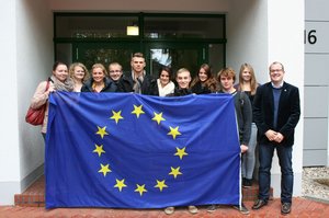 Zehn Schülerinnen und Schüler des Hubertus-Schwartz-Berufskollegs mit Christoph Niggemeier von der Europa-Agentur des Kreises Soest vor ihrer Abreise nach Südengland. Foto: HSBK Zehn Schülerinnen und Schüler des Hubertus-Schwartz-Berufskollegs mit Christoph Niggemeier von der Europa-Agentur des Kreises Soest vor ihrer Abreise nach Südengland. Foto: HSBK