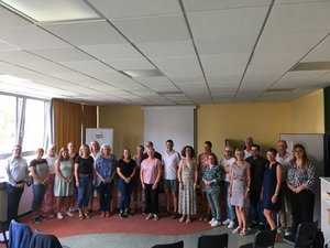 Kooperationspartner und Referenten freuten sich mit den Teilnehmerinnen und Teilnehmern über den erfolgreichen Abschluss der Mathe-Qualifizierungsreihe, u.a. Mirko Hein, Bildungsregion Kreis Soest (1. v. l.), Birgit Schlüter, Kompetenzteam (10. v. l.), Dr. Axel Schulz, Universität Bielefeld (Mitte), Dirk Haupt, Schulamt für den Kreis Soest (5. v. r.), Prof. Dr. Daniel Walter, Universität Bremen (4. v. r.), Susanne Kresing, gastgebende Ludgerus-Grundschule (3. v. r.) und Achim Schmacks, Regionales Bildungsbüro Kreis Soest (2. v. r.). Foto: Anja Besse/Kreis Soest