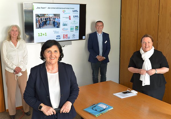 Landrätin Eva Irrgang (2. v. l.) zeichnete gemeinsam mit Landesumweltministerin Ursula Heinen-Esser (r.) zwölf Unternehmen und Institutionen online als Ökoprofit-Betriebe aus. Ein weiteres Unternehmen wurde rezertifiziert. Bei der virtuellen Ehrung wurden sie unterstützt von Dorothee Meier (l.), Beratungsunternehmen B.A.U.M.-Consult, und Frank Hockelmann (2. v. r.), Klimaschutzmanager des Kreises Soest. Foto: Thomas Weinstock/ Kreis Soest