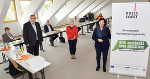 Gewinnung von Jugendlichen für die duale Ausbildung durch die heimischen Betriebe. Foto: Thomas Weinstock/ Kreis Soest Thomas Koch, Ausbildungsleiter der Benteler AG (stehend links) informierte 2020 Landrätin Eva Irrgang (r.), Dezernentin Maria Schulte-Kellinghaus (stehend Mitte) und die weiteren Mitglieder des Bildungsrates in seinem Vortrag über die Gewinnung von Jugendlichen für die duale Ausbildung. Foto: Thomas Weinstock/ Kreis Soest