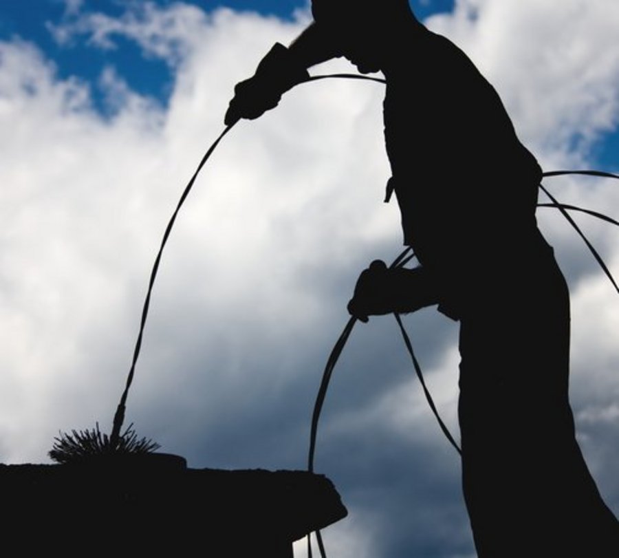 Schornsteinfeger bei der Arbeit. Foto: © krizz7 - Fotolia.com