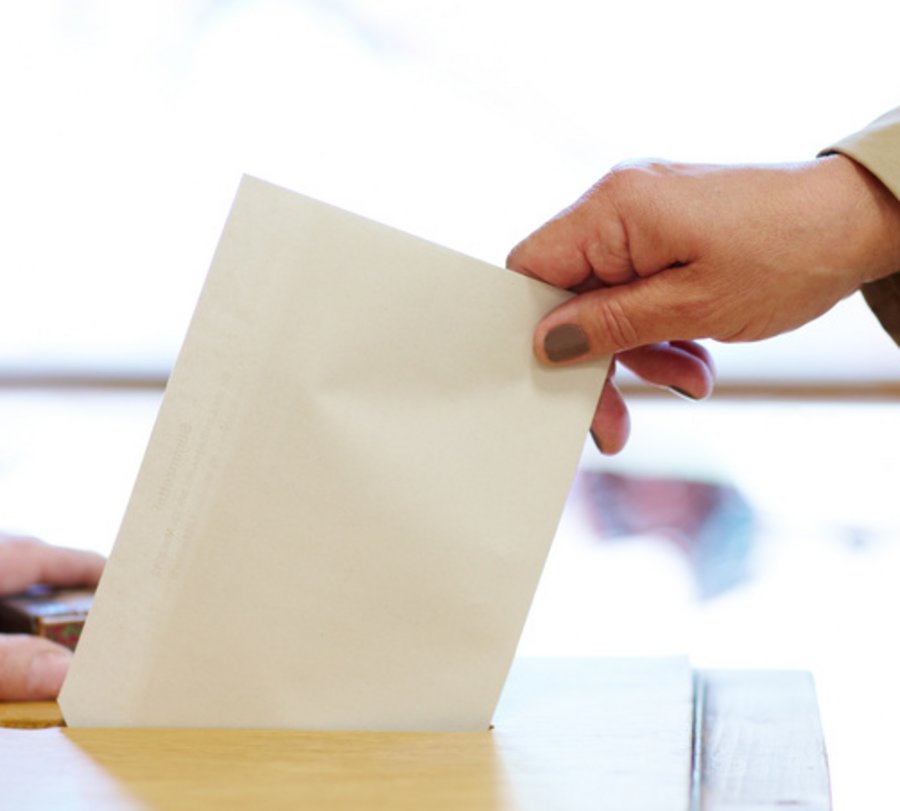 Hand mit Wahlzettel über der Wahlurne. Foto: © Christian Schwier - Fotolia