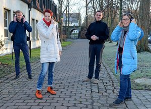 Menschen mit Kopfhörern. Foto: Birgit Kalle/Kreis Soest