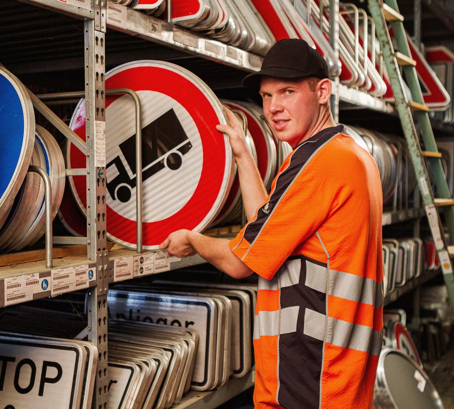 Ein Mann zieht ein LKW-Verbotsschild aus einem Lager im Baubetriebshof. Foto: Thomas Grimm