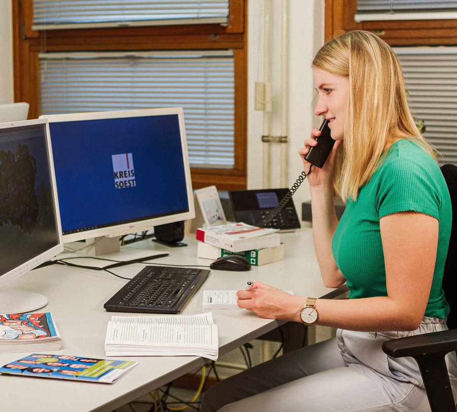 Bachelor of Arts - Soziale Arbeit. Foto: Thomas Grimm Eine junge Frau telefoniert. Foto: Thomas Grimm