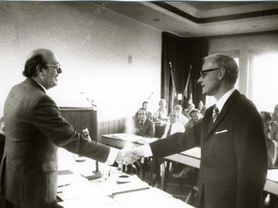 In der ersten Kreistagssitzung der Wahlperiode 1975 bis 1980 gratuliert Landrat Josef Raulf dem Oberkreisdirektor Rudolf Harling nach dessen einstimmiger Wahl. Foto: Kreisarchiv In der ersten Kreistagssitzung der Wahlperiode 1975 bis 1980 gratuliert Landrat Josef Raulf dem Oberkreisdirektor Rudolf Harling nach dessen einstimmiger Wahl. Foto: Kreisarchiv