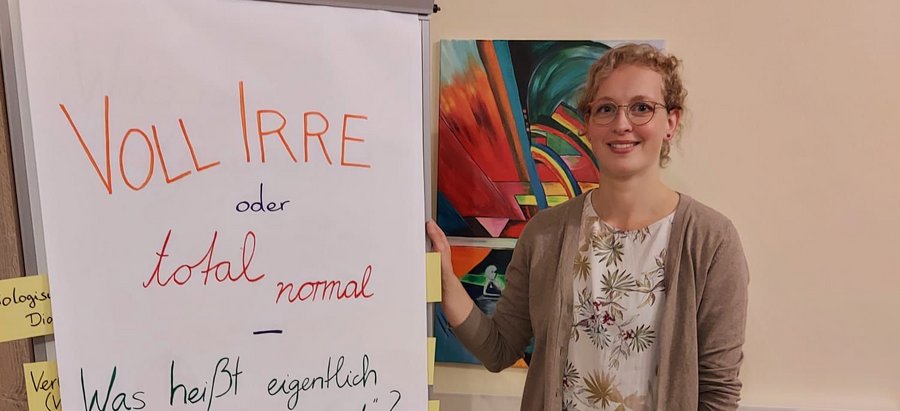 Astrid Schlüter von der Fachstelle für seelische Gesundheit reiste in der "Aktionswoche für Seelische Gesundheit 2022" mit ihrem Vortrag „Voll irre oder total normal?“ durchs Kreisgebiet. Foto: ©Andrea Kiel-Philipp/SKM Lippstadt