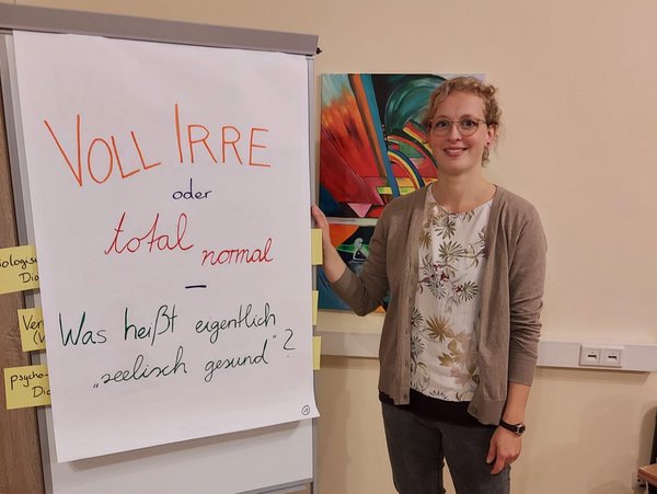 Astrid Schlüter von der Fachstelle für seelische Gesundheit reiste in der "Aktionswoche für Seelische Gesundheit 2022" mit ihrem Vortrag „Voll irre oder total normal?“ durchs Kreisgebiet. Foto: ©Andrea Kiel-Philipp/SKM Lippstadt