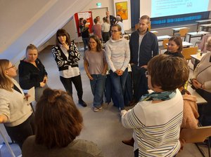 Aspekte, Erfahrungen, Verbesserungsvorschläge und Erwartungen an den „Übergang Grundschule – weiterführende Schule“ wurden an vier Themeninseln von den Eltern und Erziehungsberechtigen der Jahrgangsstufen 3 bis 6 aus der Bildungsregion Kreis Soest formuliert.  Foto: Holger Schubert/ Kreis Soest