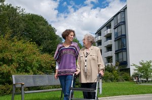 Ältere Dame mit Enkelin. Foto: © Peter Maszlen - Fotolia