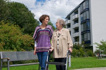 Ältere Dame mit Enkelin. Foto: © Peter Maszlen - Fotolia