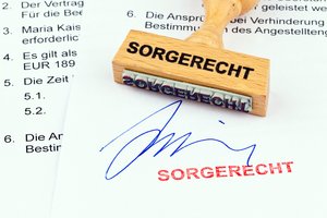 Stempel mit dem Aufdruck "Sorgerecht" auf Akten. Foto: © Gina Sanders - Fotolia.com