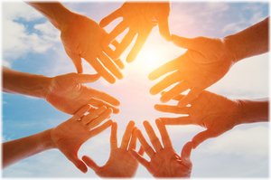 Hände im Kreis. Foto: Song_about_summer/stock.adobe.com Hände im Kreis. Foto: Song_about_summer/stock.adobe.com