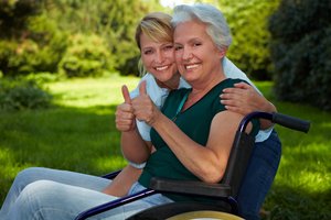 Seniorin und Pflegerin heben Daumen hoch. Foto:© Robert Kneschke/Fotolia