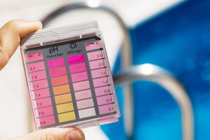 Prüfung Chlorgehalt und PH-Wert in Pool-Wasser. Foto: © Gina Sanders - Fotolia.com