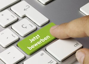Finger drückt auf Taste mit der Aufschrift "Jetzt bewerben!". Foto: © momius - Fotolia.com