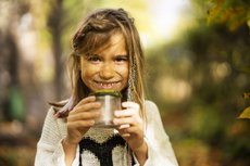 Mädchen mit Becherlupe / Foto: Sauerland-Tourismus e.V. / Sabrinity / REACT-EU