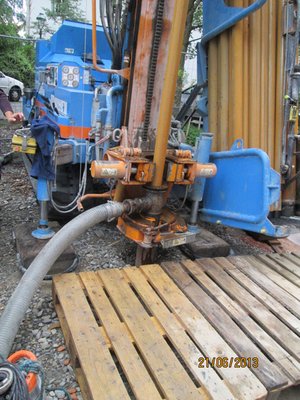 Bohrgerät bei der Arbeit, um später eine Wärmepumpe einsetzen zu können. Foto: Markus Steiger/ Kreis Soest