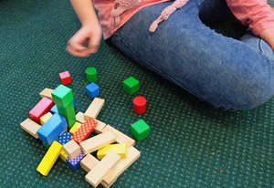 Mensch spielt mit Bauklötzen. Foto: Judith Wedderwille/Kreis Soest