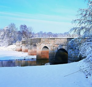 Kanzelbrücke mit Schnee bedeckt - Foto: Möhnesee Touristik