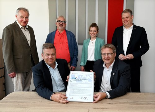 Charta überreicht Charta überreicht