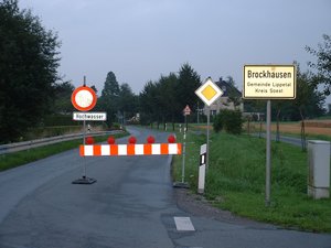 Gesperrte Ortsdurchfahrt in Brockhausen wegen Starkregens. Das Wasser suchte sich seinen Weg aus dem Fluss Rosenau und von naheliegenden Wiesen und Feldern. Foto: Dirk Behrens/ Kreis Soest