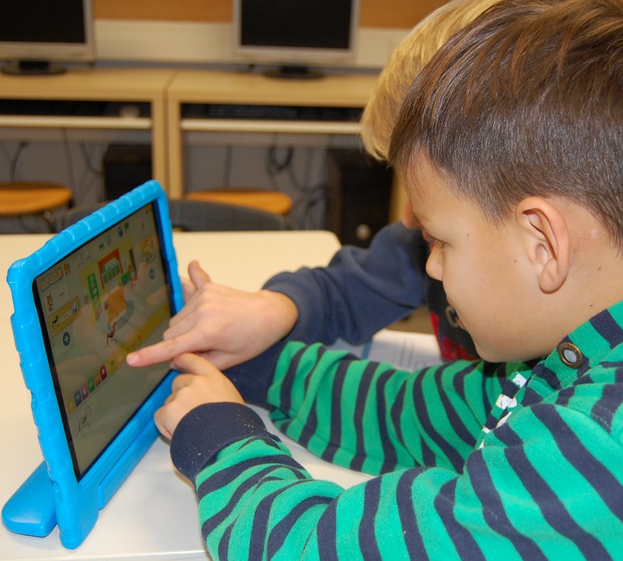 Kinder am Tablet. Foto: Danielle Thomas/ St. Ida-Grundschule Kinder am Tablet. Foto: Danielle Thomas/ St. Ida-Grundschule