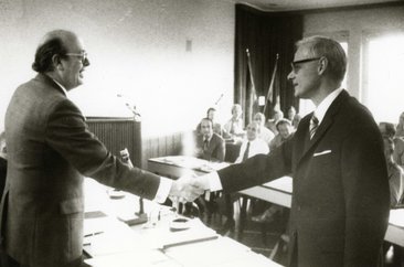 In der ersten Kreistagssitzung der Wahlperiode 1975 bis 1980 gratuliert Landrat Josef Raulf dem Oberkreisdirektor Rudolf Harling nach dessen einstimmiger Wahl. Foto: Kreisarchiv In der ersten Kreistagssitzung der Wahlperiode 1975 bis 1980 gratuliert Landrat Josef Raulf dem Oberkreisdirektor Rudolf Harling nach dessen einstimmiger Wahl. Foto: Kreisarchiv